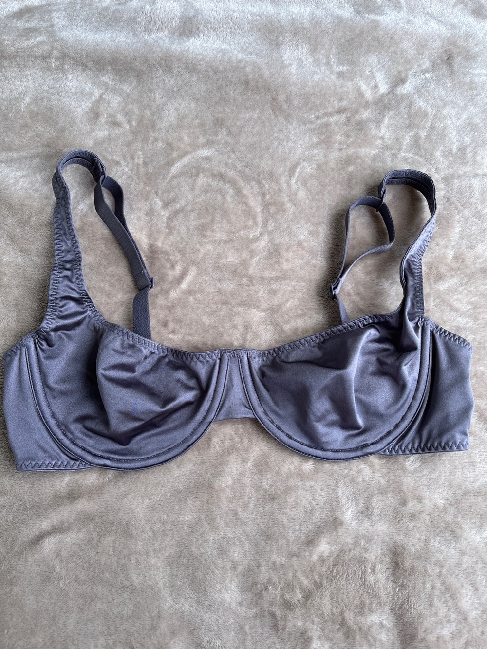 SKIMS Underwire Bra in Charcoal Gray